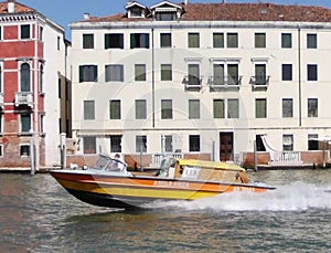 Ambulancia en Venecia, Venecia, Italia photo