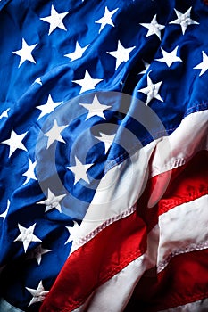 American estrellas y rayas de la bandera flameando en el viento.