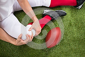 American football player with injury in leg