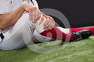 American football player with injury in leg