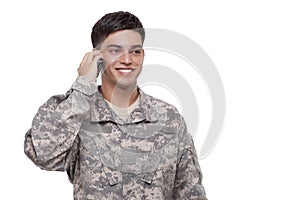 Americký vojak komunikácia cez mobilný telefón 