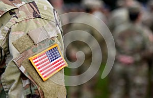 Americký vojaci a vlajka z spojené štáty americké na vojaci paže. nám armáda. veterán 