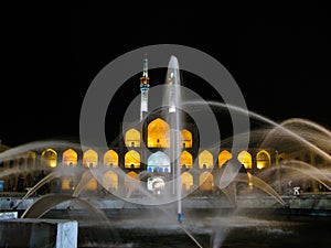 Komplexní náměstí a v noci írán 