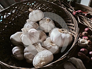 Amount of garlics on the rattan dish