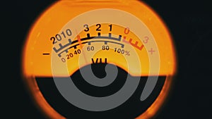 Analog Round Arrow Indicator of Audio Signal Level with Yellow Backlight