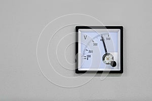 An analog voltmeter with a black pointer