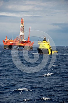 Anchor handling of Semi submergible in North Sea