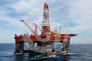 Anchor handling of Semi submergible in North Sea photo