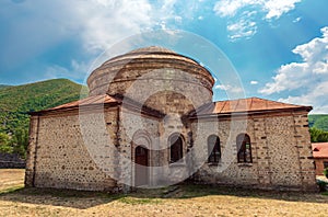 Starobylý albánsky chrám v shake mesto azerbajdžan 