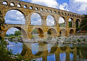 Riflessa nella luce dorata del pomeriggio, il Pont du Gard, in Provenza, in Francia, oltre il Fiume Gardon, è di 160 metri di un acquedotto Romano, costruito per fornire acqua alla città di Nimes dal Fiume Eure vicino a Uzes, nel primo secolo A.