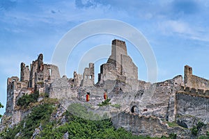 Starobylý hrad Beckov. Slovenské staroveké ruiny. Ruiny hradu Tematín, Slovenská republika, Európa. Cestovná destinácia