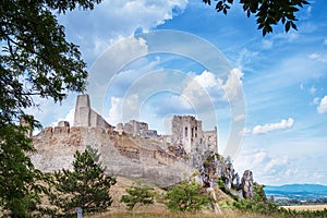 Starobylý hrad Beckov. Slovenské staroveké ruiny. Ruiny hradu Tematín, Slovenská republika, Európa. Cestovná destinácia