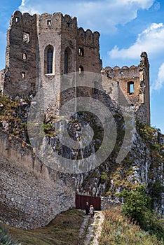 Starobylý hrad Beckov. Slovenské staroveké ruiny. Ruiny hradu Tematín, Slovenská republika, Európa. Cestovná destinácia