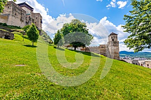 Staroveký hrad Trenčín, Slovensko. Stará pevnosť na kopci, veľké hradby a veže. Letný deň, dramatické mraky pred búrkou