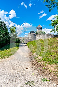 Staroveký hrad Trenčín, Slovensko. Stará pevnosť na kopci, veľké hradby a veže. Letný deň, dramatické mraky pred búrkou