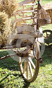 Antiguo vehículo de dos ruedas heno de agricultor 