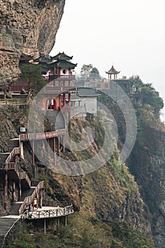 Ancient Chinese Temple: Lingtong Temple, which was built in the middle of the cliff in Lingtong Mountain