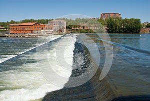 The ancient diverting dam on the Garonne river.