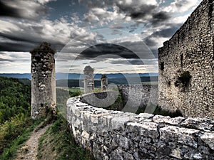 Starobylá zřícenina Spišského hradu, Slovensko na letní slunečný den