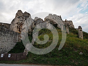 Starobylá zrúcanina Spišského hradu, Slovensko za letného slnečného dňa