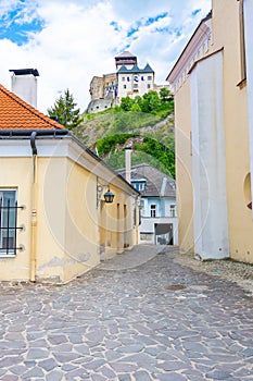 Starobylé ulice ve městě Trenčín, Slovensko. Pohled na starou ulici se starým hradem nahoře. Letní den