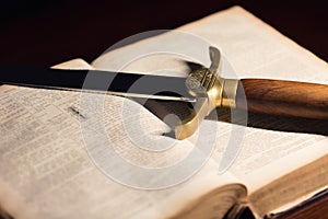 Uno cien cincuenta viejo La biblia espada 