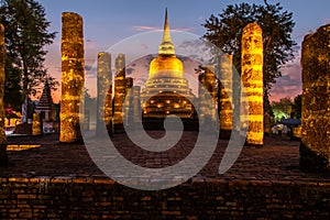 Starobylý chrámy v historický thajsko oranžový západ slunce 