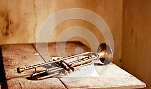 An ancient trumpet from the 30s and the notes of an old Jazz song