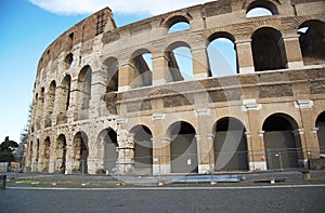 Antiguo los muros de El gran romano anfiteatro en Roma 