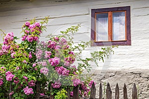 Starobylé okno na drevenej fasáde domu.
