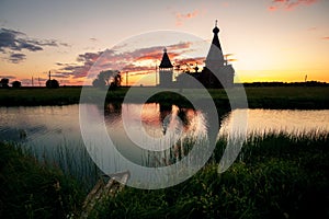 Antiguo de madera iglesia en municipio más cercano sobre el amanecer 