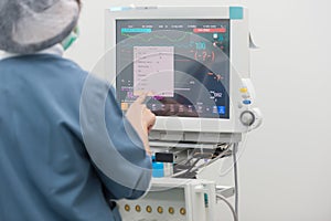 Anesthesia nurse set up monitor