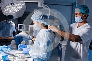 Anesthesiologist gives the mask inhalation anesthesia