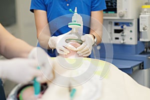 An anesthesiologists team enters the patient in general anesthesia