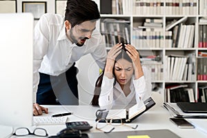 Ein Chef er schrie auf der sein Mitarbeiter Büro 