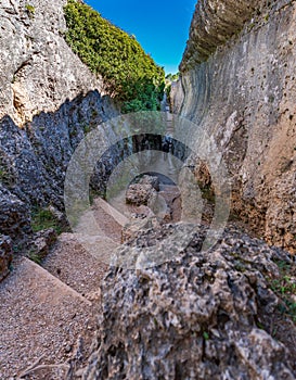 Anguished steps between the rocks with tourists