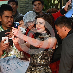 Anne Hathaway poses for selfie with fans