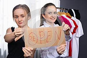 It is announced. Two young ladies, friendly and kind consultants, indicate that the store has reopened. You are expected