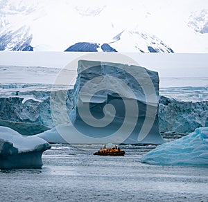 Antarktický expedícia križovať cestujúcich v parky jazda v zverokruh nafukovacie čln veľmi blízko na obrovský biely 