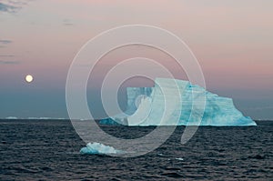 Antartic Moonrise over the Weddell Sea