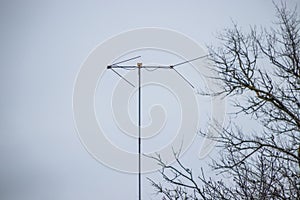 Antenna analog on the mast for receiving a radio signal