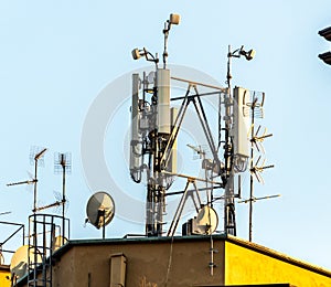 Antenna and cell tower