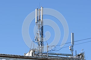 Antenna equipment for mobile cellular telephony