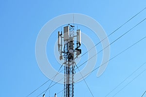 Antenna equipment for mobile cellular telephony