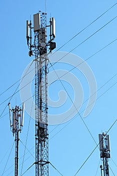 Antenna equipment for mobile cellular telephony