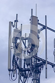 Antenna for receiving telephone signals is generally vertical or bar.