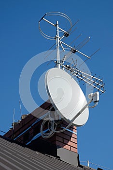 Antenna set on the chimney