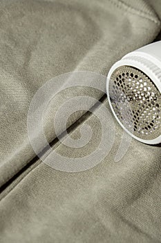 Anti-pilling razor. Device for shaving pellets clothes. Anti-Plush fabric Shaver. Electric portable sweater pill