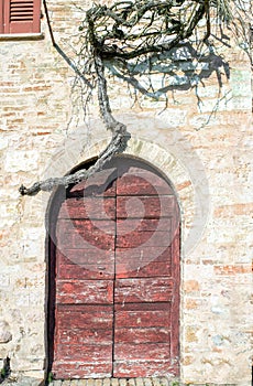 Antica porta in casa medievale in un villaggio umbro