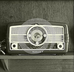 Antique bakerlite analogue clock radio